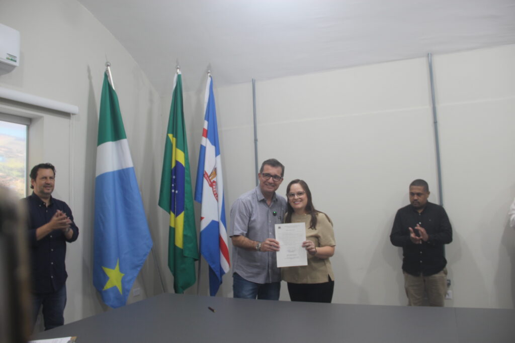 Prefeito Dr. Cassiano Maia dá posse a novos servidores e destaca orgulho em ver cidade crescendo com gente comprometida