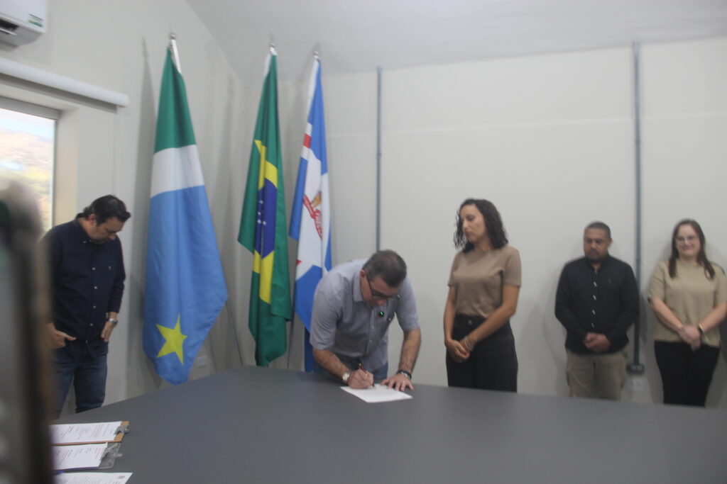 Prefeito Dr. Cassiano Maia dá posse a novos servidores e destaca orgulho em ver cidade crescendo com gente comprometida