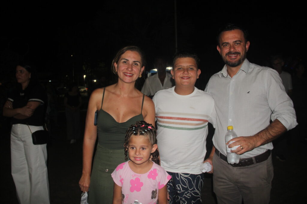 Três Lagoas acende sua magia: Iluminação de Natal é inaugurada na Praça Ramez Tebet e emociona população