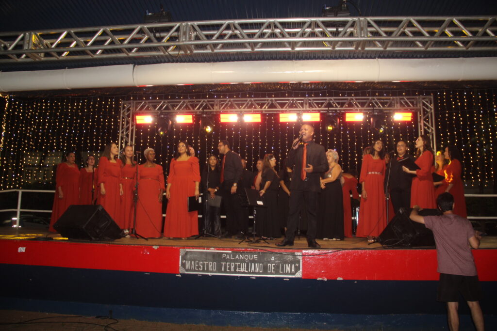 Três Lagoas acende sua magia: Iluminação de Natal é inaugurada na Praça Ramez Tebet e emociona população