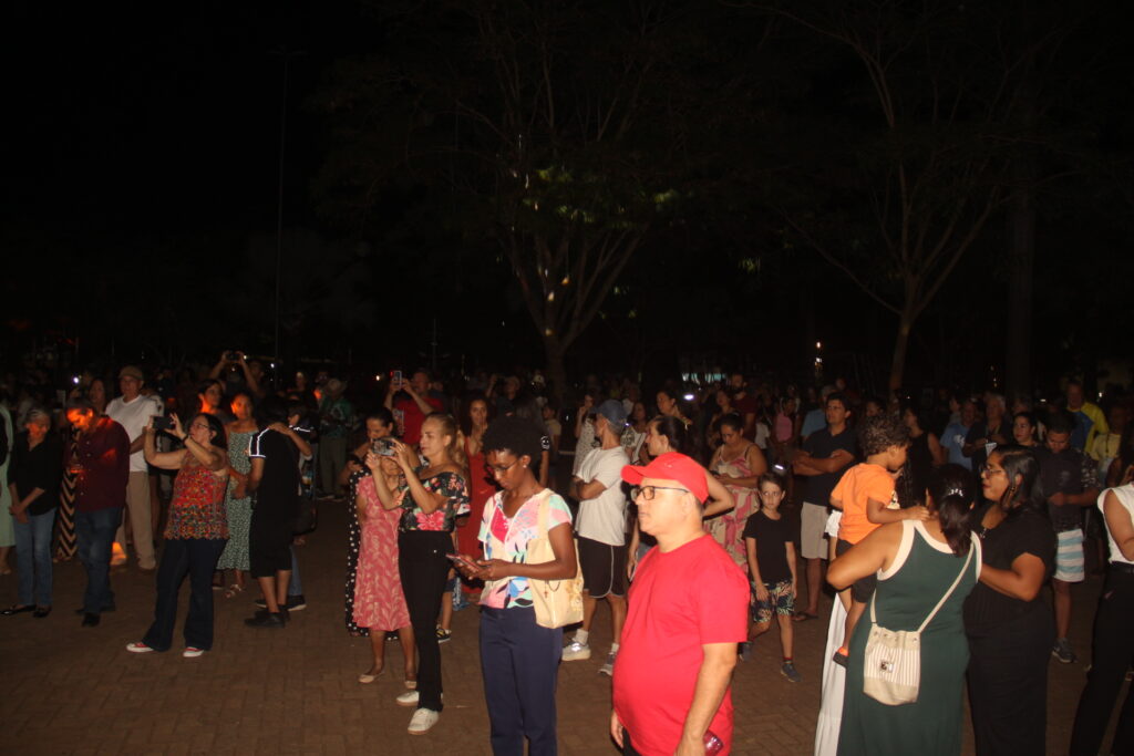 Três Lagoas acende sua magia: Iluminação de Natal é inaugurada na Praça Ramez Tebet e emociona população