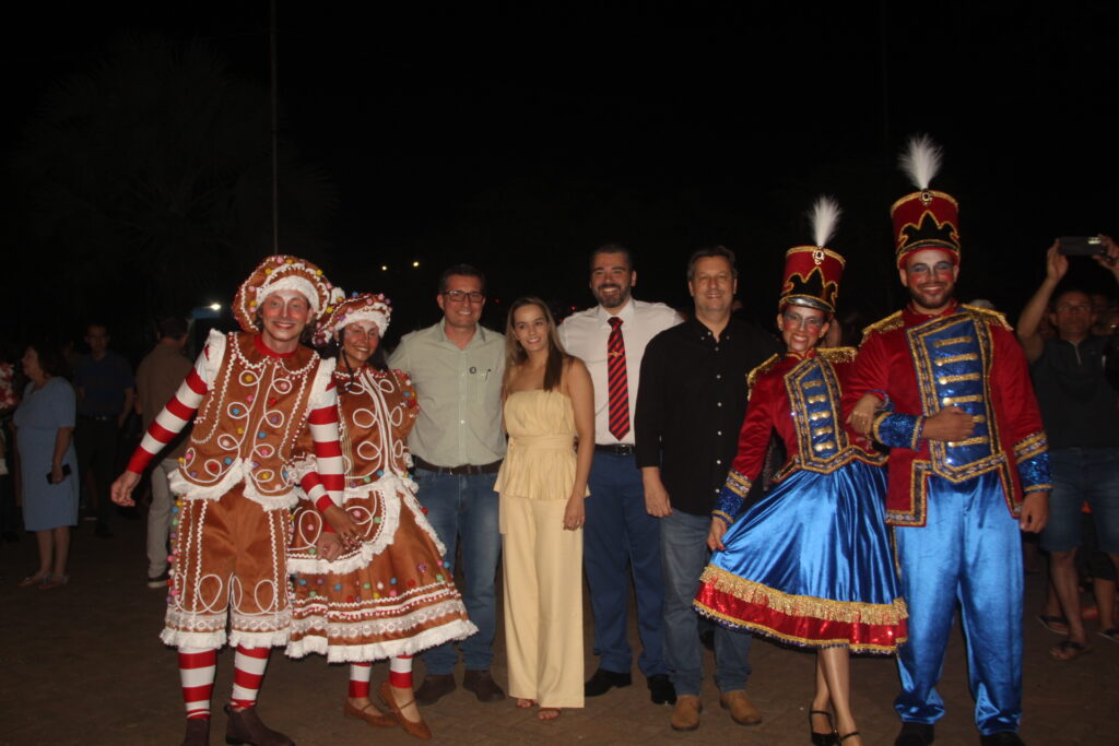 Três Lagoas acende sua magia: Iluminação de Natal é inaugurada na Praça Ramez Tebet e emociona população