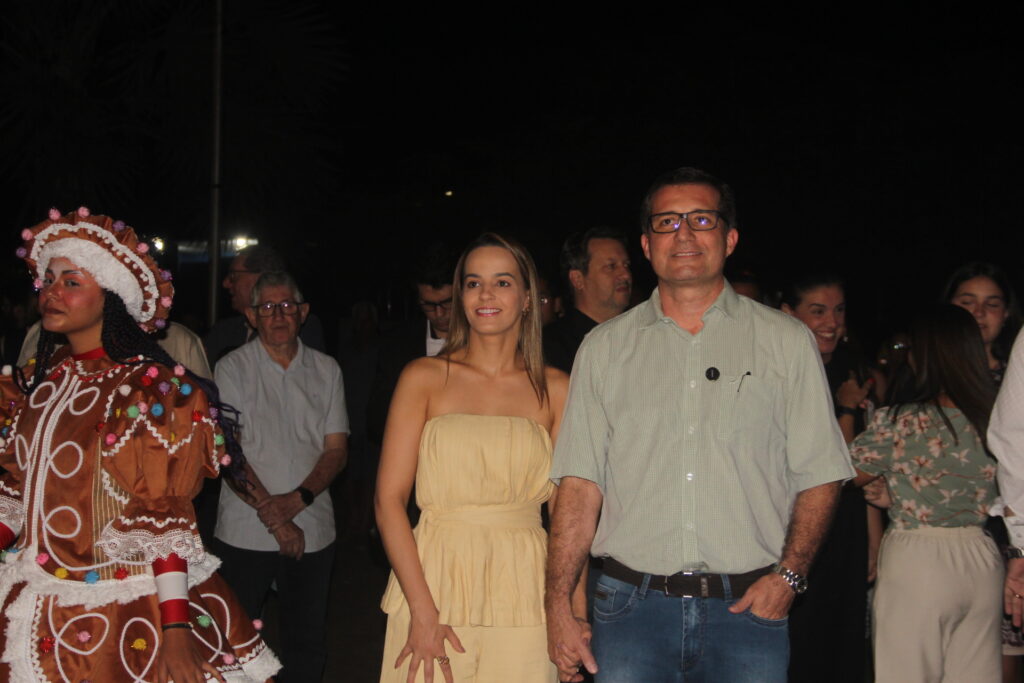 Três Lagoas acende sua magia: Iluminação de Natal é inaugurada na Praça Ramez Tebet e emociona população
