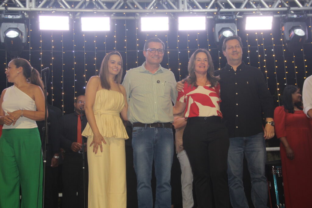 Três Lagoas acende sua magia: Iluminação de Natal é inaugurada na Praça Ramez Tebet e emociona população