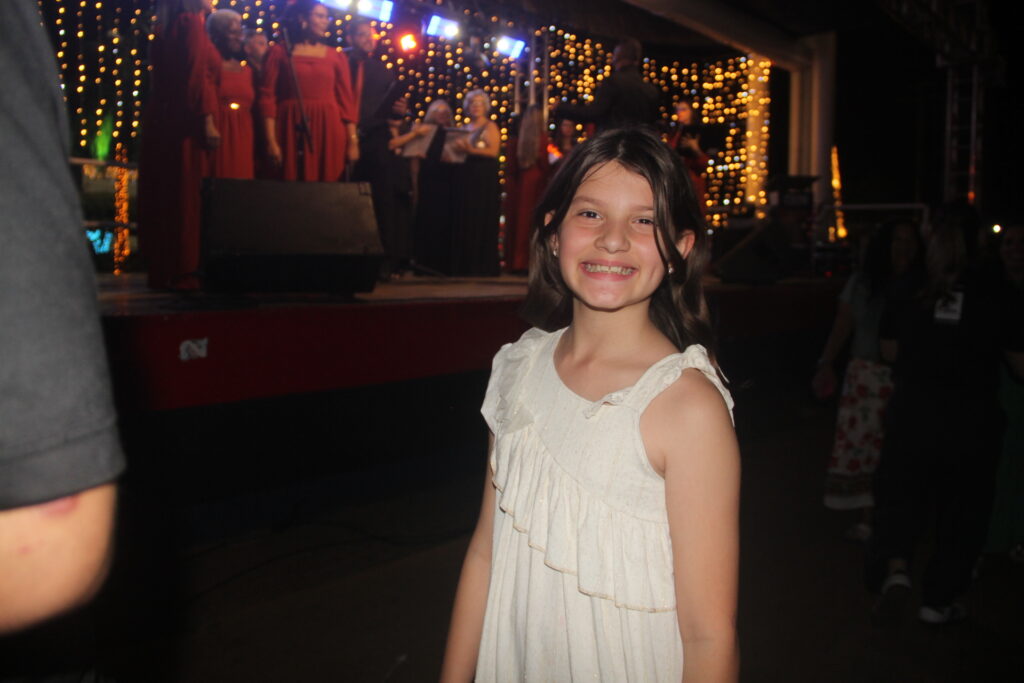 Três Lagoas acende sua magia: Iluminação de Natal é inaugurada na Praça Ramez Tebet e emociona população