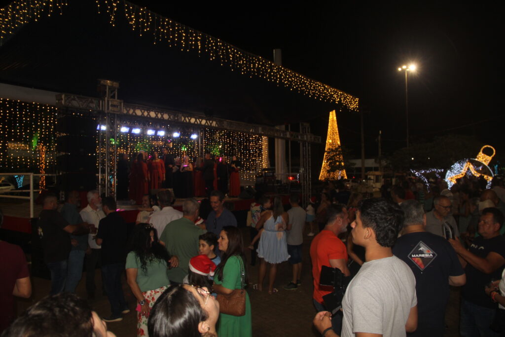 Três Lagoas acende sua magia: Iluminação de Natal é inaugurada na Praça Ramez Tebet e emociona população
