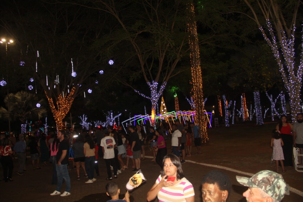 Três Lagoas acende sua magia: Iluminação de Natal é inaugurada na Praça Ramez Tebet e emociona população
