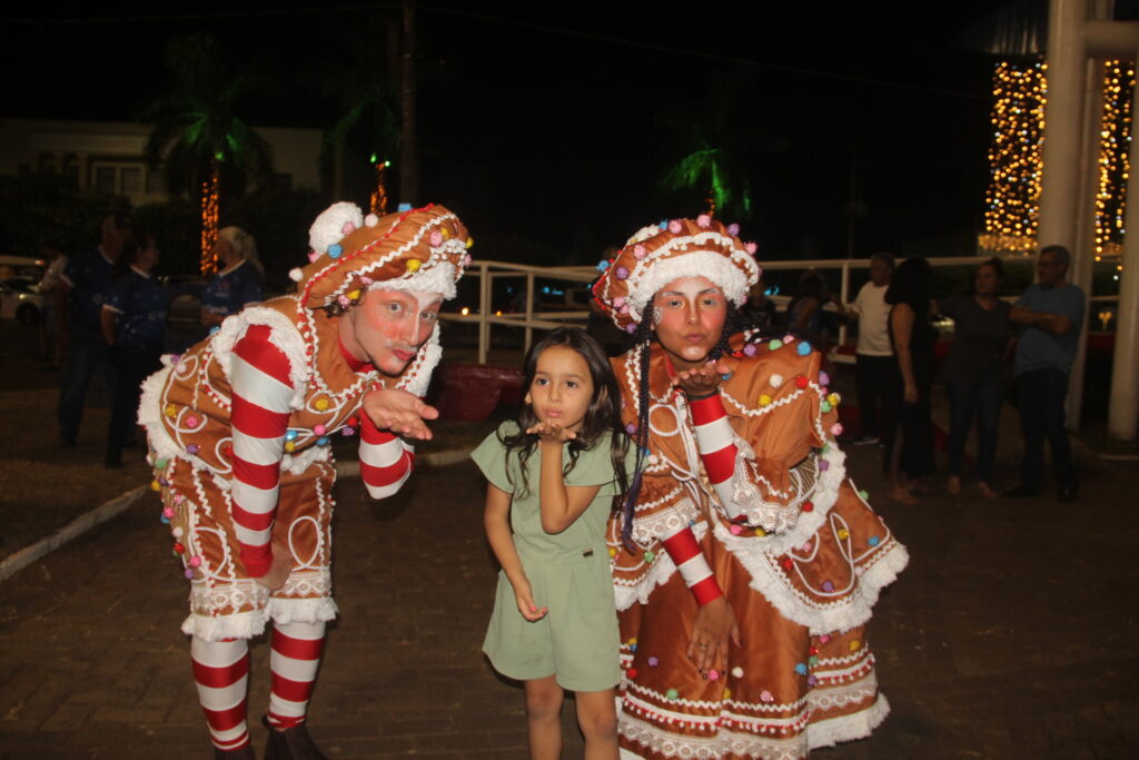 Três Lagoas acende sua magia: Iluminação de Natal é inaugurada na Praça Ramez Tebet e emociona população