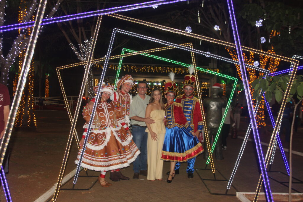 Três Lagoas acende sua magia: Iluminação de Natal é inaugurada na Praça Ramez Tebet e emociona população