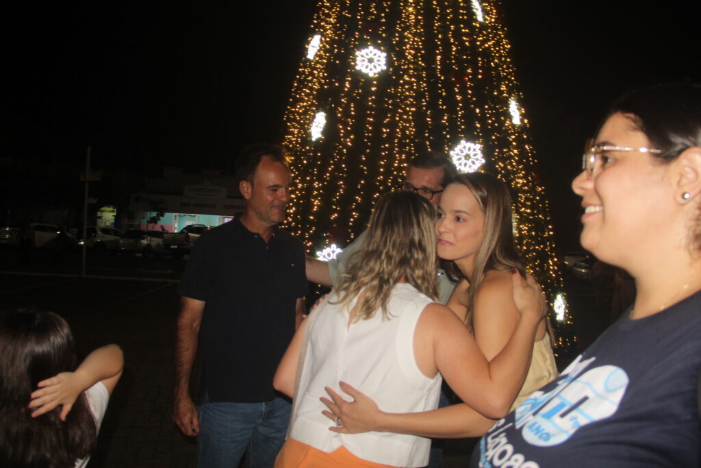 Três Lagoas acende sua magia: Iluminação de Natal é inaugurada na Praça Ramez Tebet e emociona população
