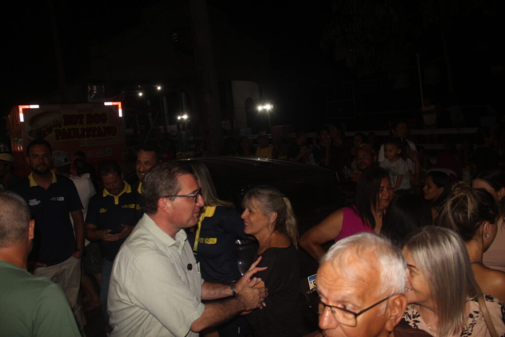 Três Lagoas acende sua magia: Iluminação de Natal é inaugurada na Praça Ramez Tebet e emociona população