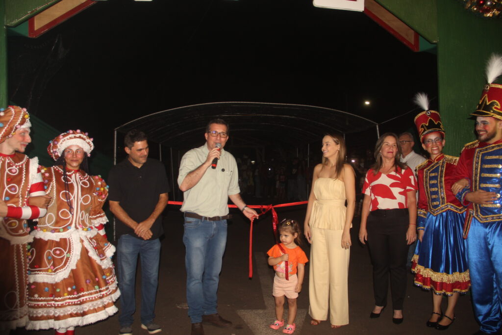Três Lagoas acende sua magia: Iluminação de Natal é inaugurada na Praça Ramez Tebet e emociona população