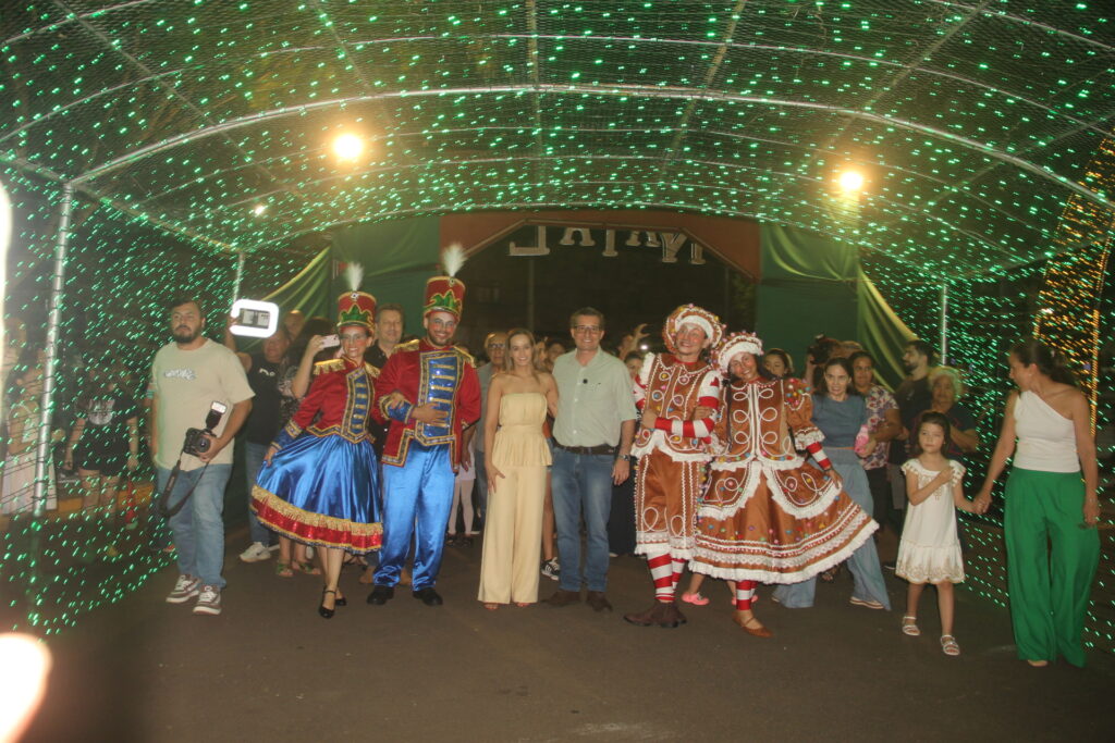 Três Lagoas acende sua magia: Iluminação de Natal é inaugurada na Praça Ramez Tebet e emociona população