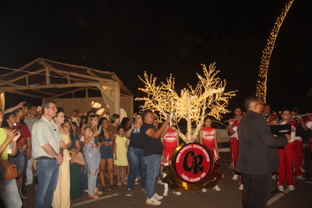 Três Lagoas acende sua magia: Iluminação de Natal é inaugurada na Praça Ramez Tebet e emociona população