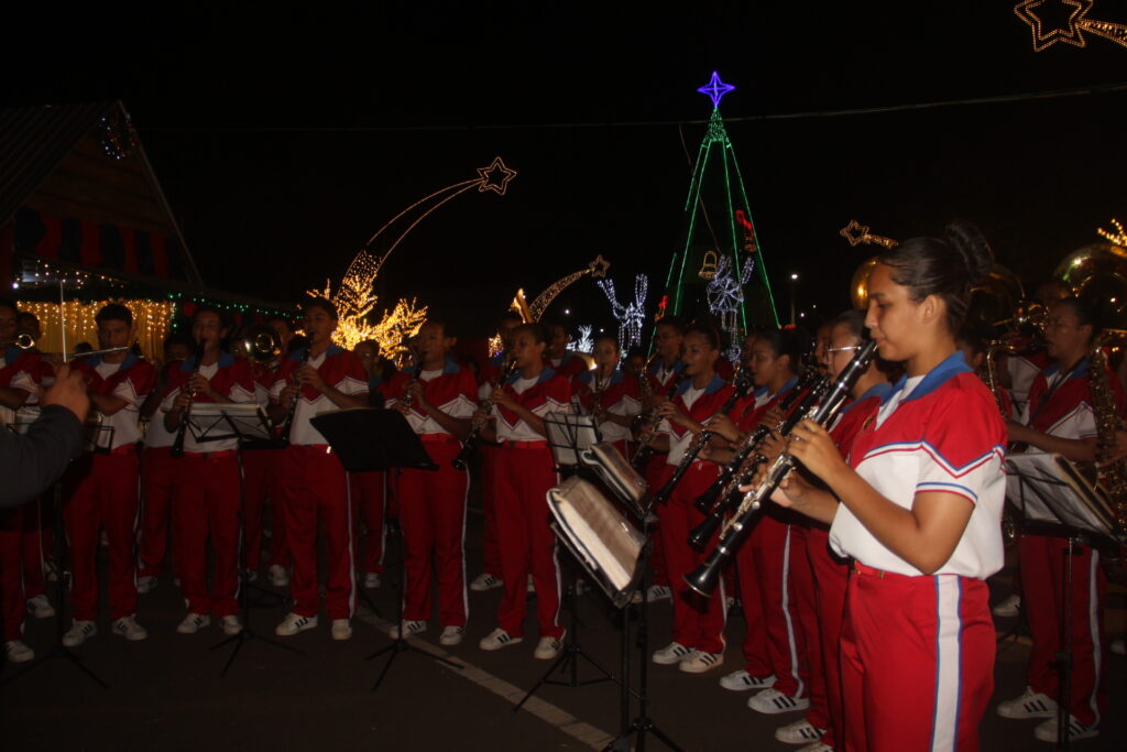 Três Lagoas acende sua magia: Iluminação de Natal é inaugurada na Praça Ramez Tebet e emociona população