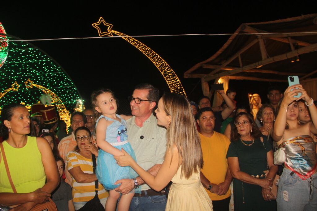 Três Lagoas acende sua magia: Iluminação de Natal é inaugurada na Praça Ramez Tebet e emociona população