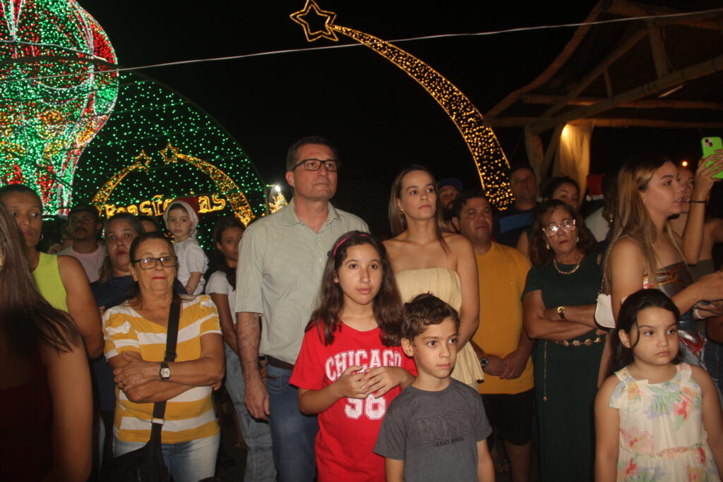Três Lagoas acende sua magia: Iluminação de Natal é inaugurada na Praça Ramez Tebet e emociona população