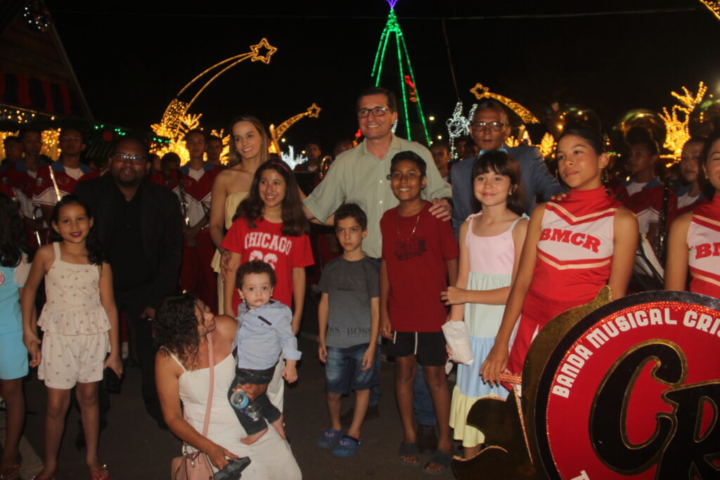 Três Lagoas acende sua magia: Iluminação de Natal é inaugurada na Praça Ramez Tebet e emociona população