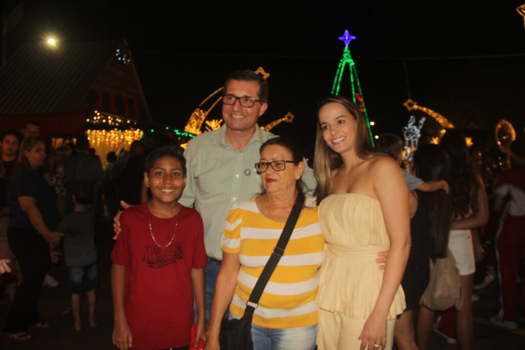Três Lagoas acende sua magia: Iluminação de Natal é inaugurada na Praça Ramez Tebet e emociona população