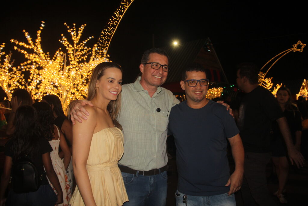 Três Lagoas acende sua magia: Iluminação de Natal é inaugurada na Praça Ramez Tebet e emociona população
