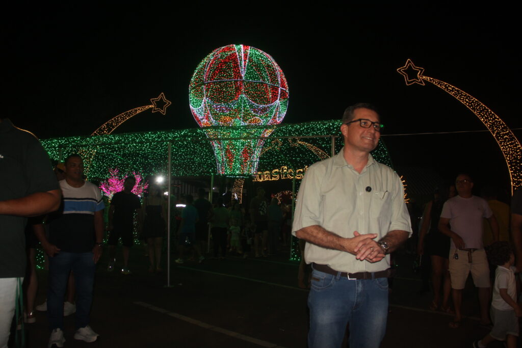 Três Lagoas acende sua magia: Iluminação de Natal é inaugurada na Praça Ramez Tebet e emociona população