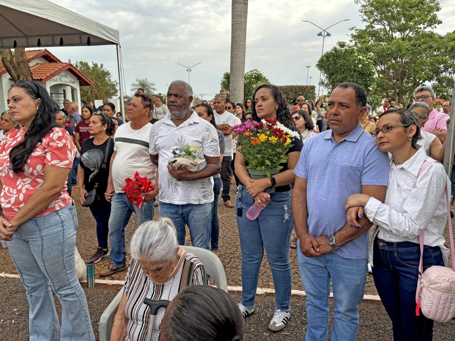 Mesmo com chuva, mais de 15 mil pessoas participam das celebrações do Dia de Finados em Três Lagoas Mesmo com chuva, mais de 15 mil pessoas participam das celebrações do Dia de Finados em Três Lagoas