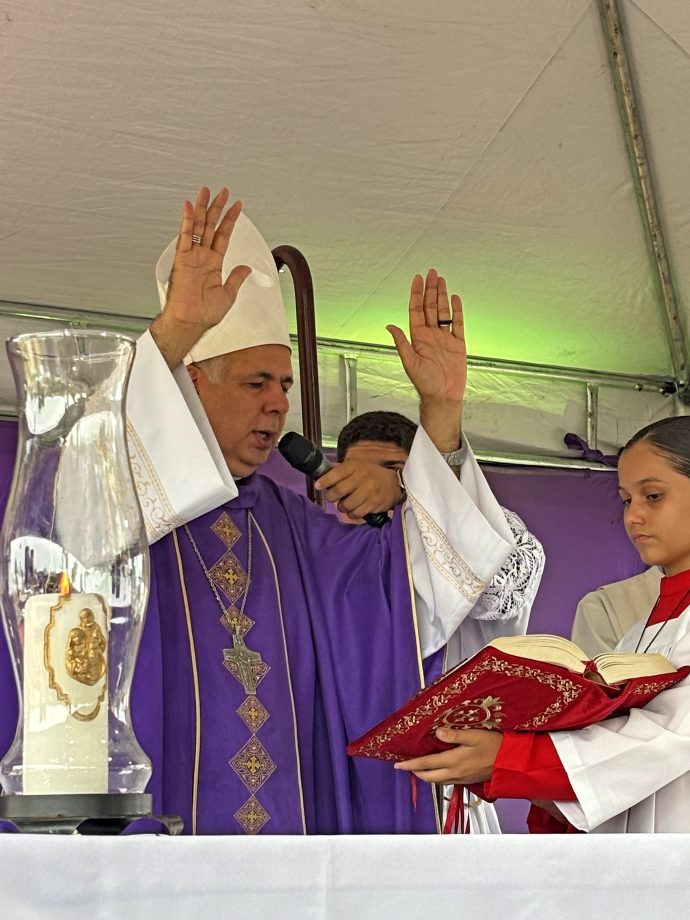 Mesmo com chuva, mais de 15 mil pessoas participam das celebrações do Dia de Finados em Três Lagoas Mesmo com chuva, mais de 15 mil pessoas participam das celebrações do Dia de Finados em Três Lagoas