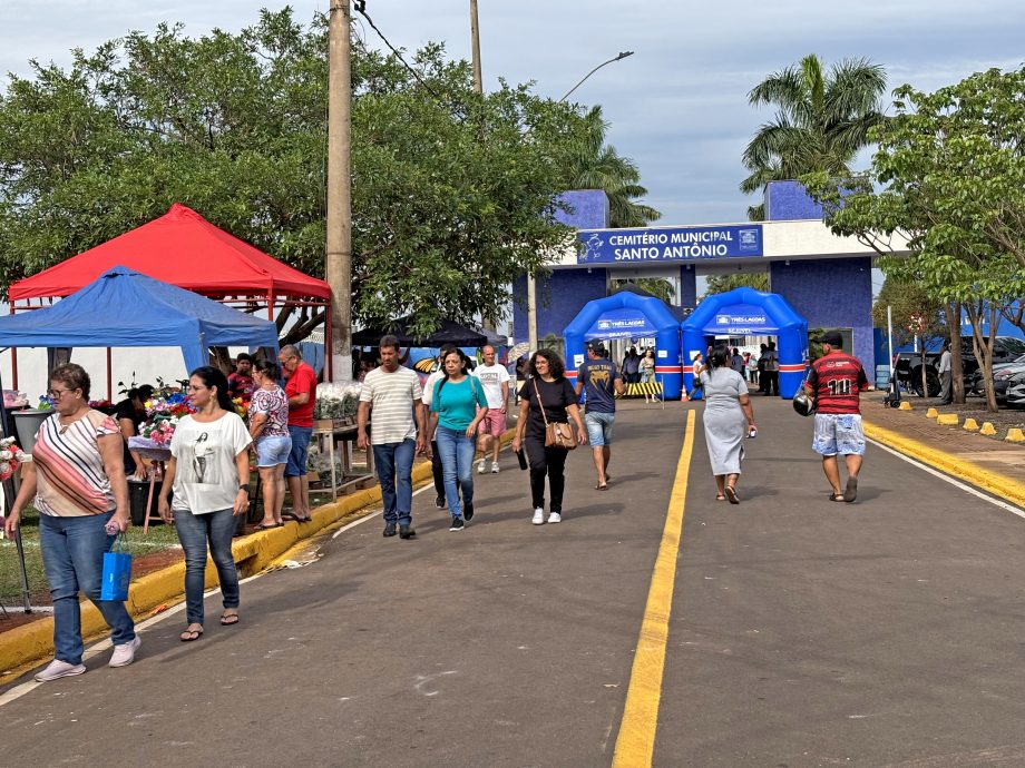 Mesmo com chuva, mais de 15 mil pessoas participam das celebrações do Dia de Finados em Três Lagoas Mesmo com chuva, mais de 15 mil pessoas participam das celebrações do Dia de Finados em Três Lagoas