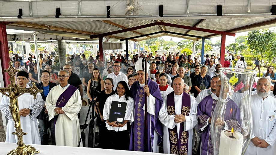 Mesmo com chuva, mais de 15 mil pessoas participam das celebrações do Dia de Finados em Três Lagoas Mesmo com chuva, mais de 15 mil pessoas participam das celebrações do Dia de Finados em Três Lagoas