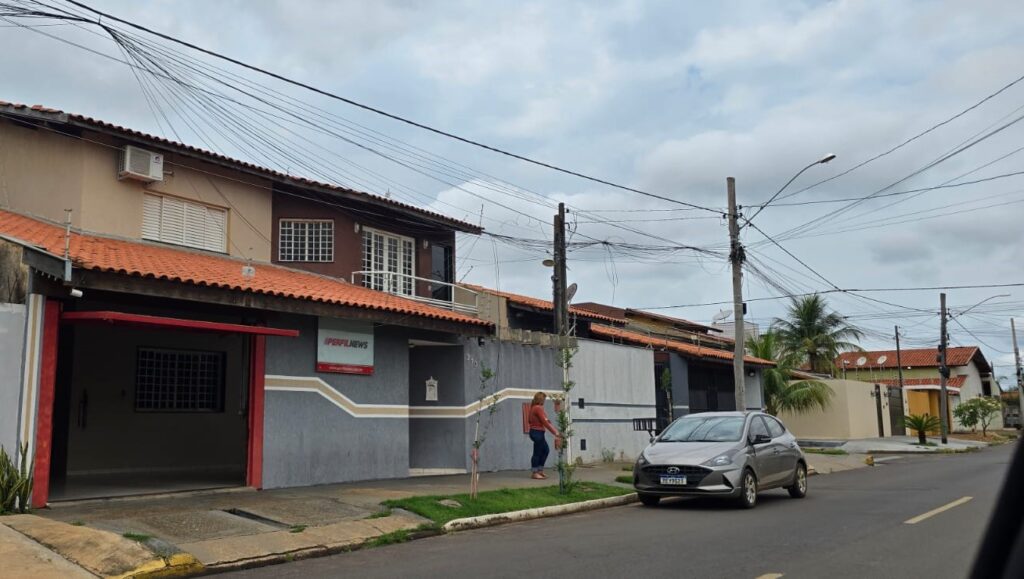 Por pouco, motociclista não é enforcado por cabos de internet soltos na Rosário Congro