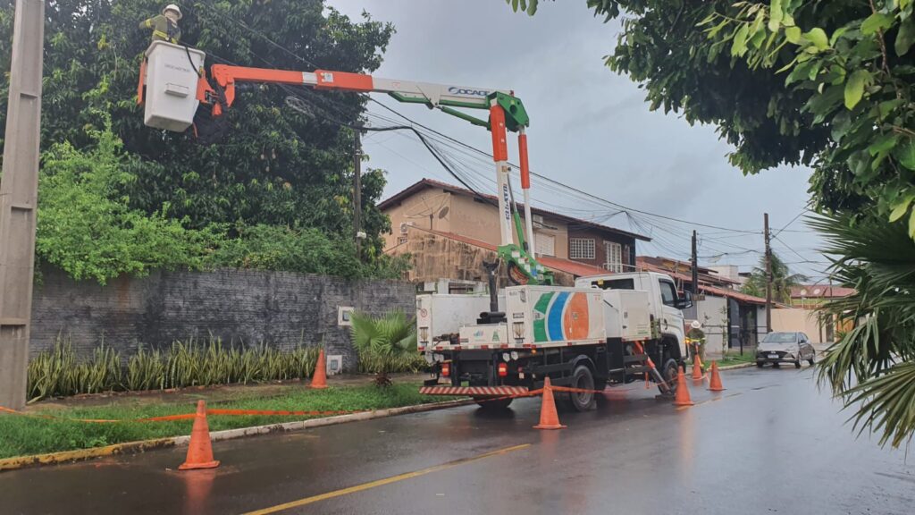 NEGLIGÊNCIA E OMISSÃO: Fios soltos viram armadilha em Três Lagoas e colocam vidas em risco NEGLIGÊNCIA E OMISSÃO: Fios soltos viram armadilha em Três Lagoas e colocam vidas em risco