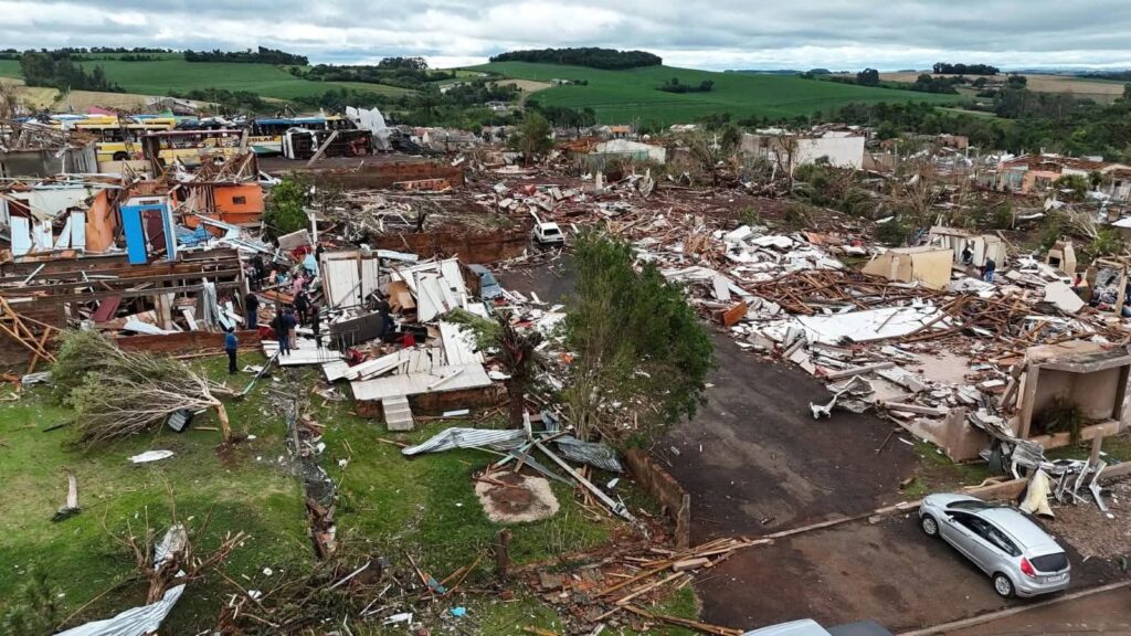 Terror e Esperança: Tornado devasta o interior do Paraná e deixa rastro de morte e destruição Terror e Esperança: Tornado devasta o interior do Paraná e deixa rastro de morte e destruição