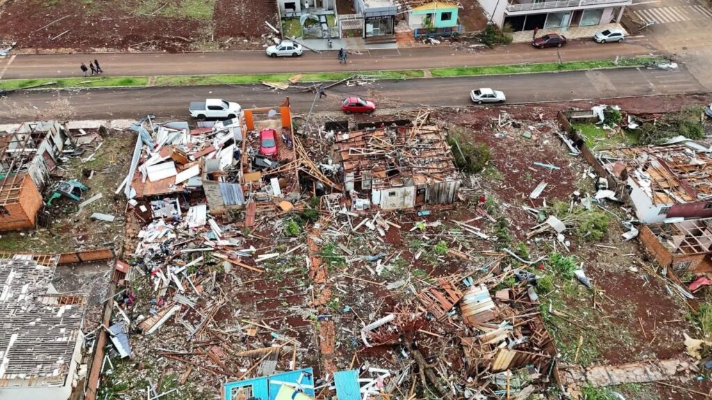 Terror e Esperança: Tornado devasta o interior do Paraná e deixa rastro de morte e destruição Terror e Esperança: Tornado devasta o interior do Paraná e deixa rastro de morte e destruição