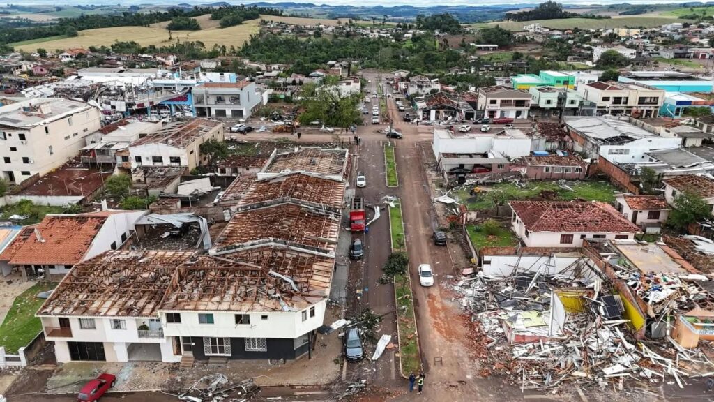 Terror e Esperança: Tornado devasta o interior do Paraná e deixa rastro de morte e destruição Terror e Esperança: Tornado devasta o interior do Paraná e deixa rastro de morte e destruição
