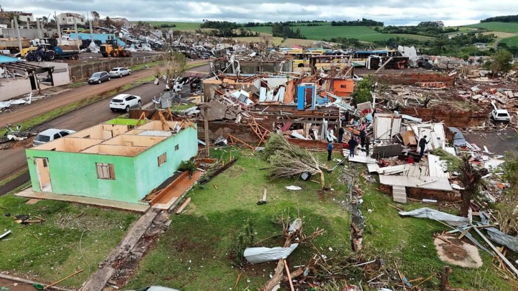 Terror e Esperança: Tornado devasta o interior do Paraná e deixa rastro de morte e destruição Terror e Esperança: Tornado devasta o interior do Paraná e deixa rastro de morte e destruição