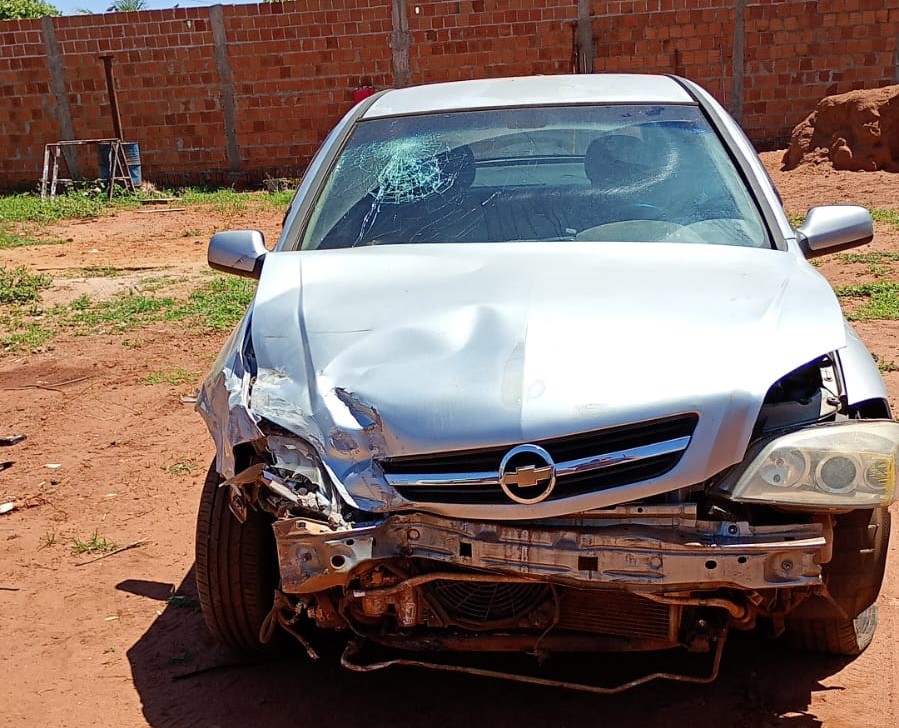 Alta velocidade, descontrole e abandono: motorista derruba portão de empresa e foge