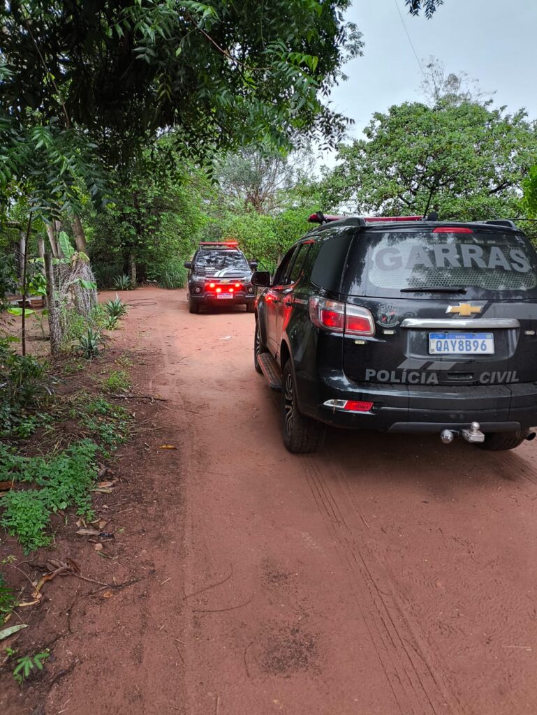 Cinco pessoas são presas e armas de fogo, munições e drogas são apreendidas durante 'Operação' em Três Lagoas e Araçatuba Cinco pessoas são presas e armas de fogo, munições e drogas são apreendidas durante 'Operação' em Três Lagoas e Araçatuba