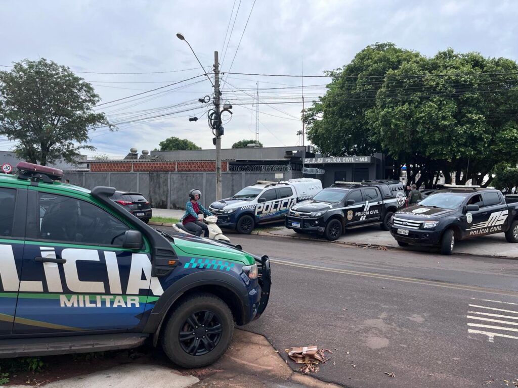 Cinco pessoas são presas e armas de fogo, munições e drogas são apreendidas durante 'Operação' em Três Lagoas e Araçatuba Cinco pessoas são presas e armas de fogo, munições e drogas são apreendidas durante 'Operação' em Três Lagoas e Araçatuba