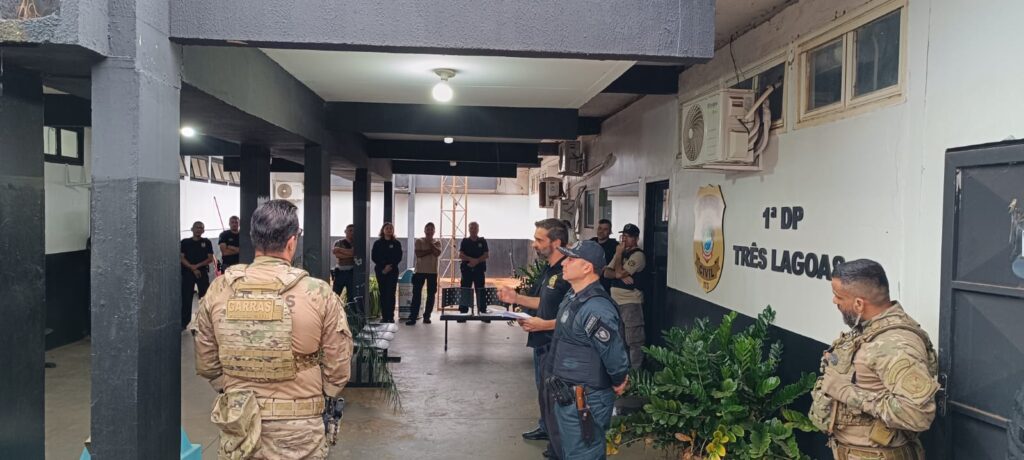 Cinco pessoas são presas e armas de fogo, munições e drogas são apreendidas durante 'Operação' em Três Lagoas e Araçatuba Cinco pessoas são presas e armas de fogo, munições e drogas são apreendidas durante 'Operação' em Três Lagoas e Araçatuba