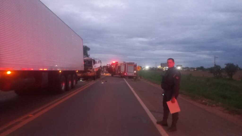 Motorista fica preso às ferragens após colisão entre caminhões e carro na BR-158, em Três Lagoas