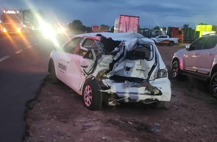 Motorista fica preso às ferragens após colisão entre caminhões e carro na BR-158, em Três Lagoas