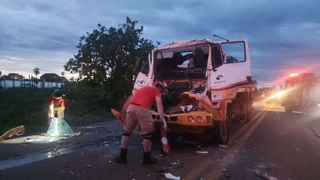 Motorista fica preso às ferragens após colisão entre caminhões e carro na BR-158, em Três Lagoas