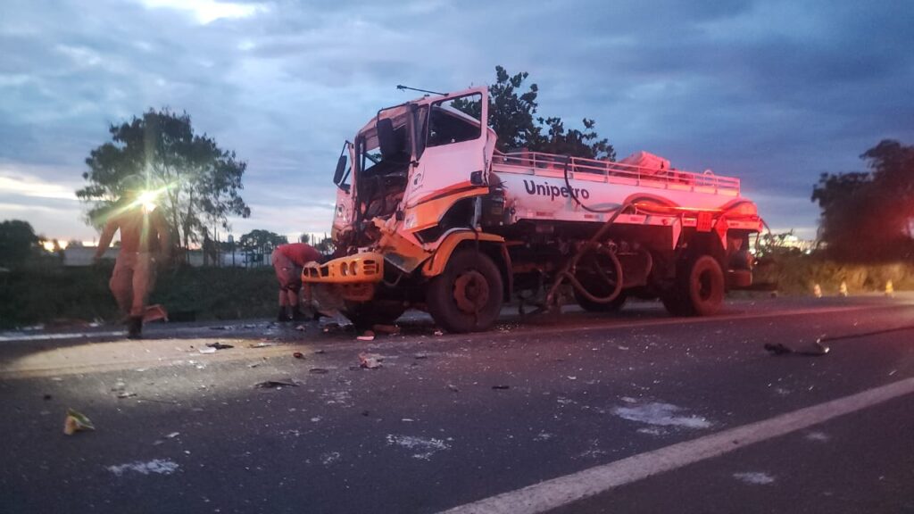 Motorista fica preso às ferragens após colisão entre caminhões e carro na BR-158, em Três Lagoas