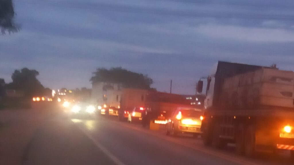 Motorista fica preso às ferragens após colisão entre caminhões e carro na BR-158, em Três Lagoas