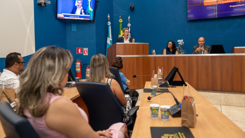 Solenidade na Câmara reconhece o trabalho de diversos profissionais Solenidade na Câmara reconhece o trabalho de diversos profissionais