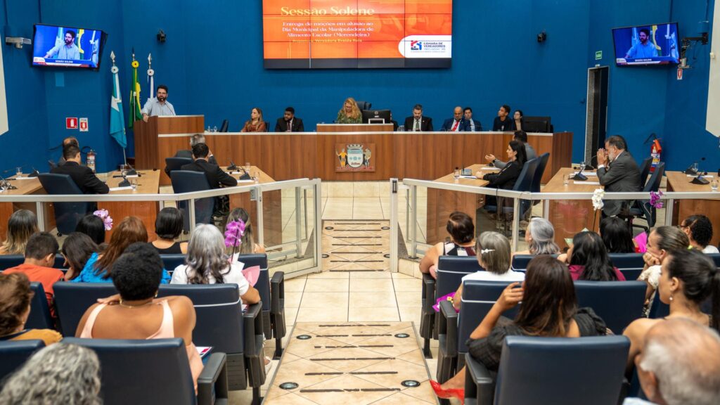 Vereadores de Três Lagoas homenageiam merendeiras que atuam em escolas, CEIs e projetos sociais Vereadores de Três Lagoas homenageiam merendeiras que atuam em escolas, CEIs e projetos sociais