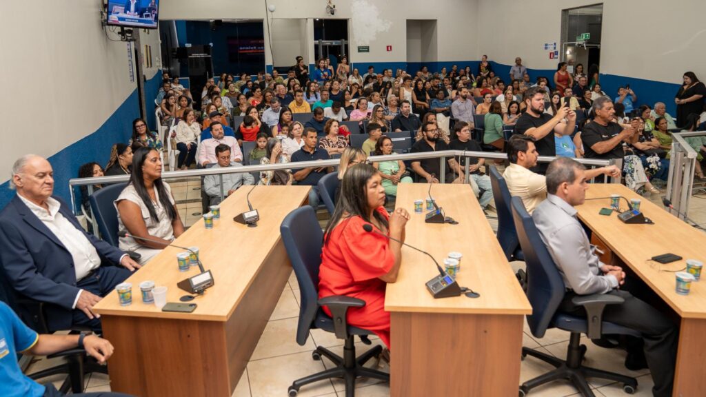 Solenidade na Câmara reconhece o trabalho de diversos profissionais Solenidade na Câmara reconhece o trabalho de diversos profissionais