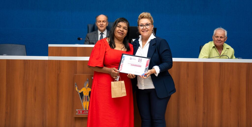 Solenidade na Câmara reconhece o trabalho de diversos profissionais Solenidade na Câmara reconhece o trabalho de diversos profissionais