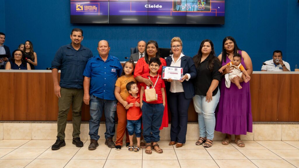 Solenidade na Câmara reconhece o trabalho de diversos profissionais Solenidade na Câmara reconhece o trabalho de diversos profissionais