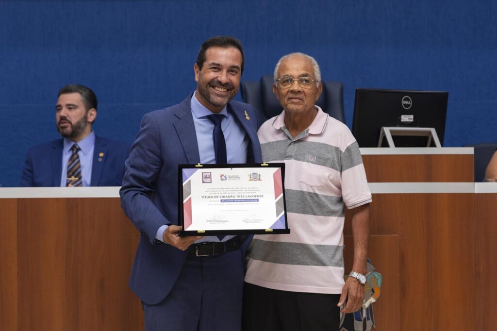 Marcus Bazé entrega títulos de cidadão três-lagoense e honrarias a diversas personalidades